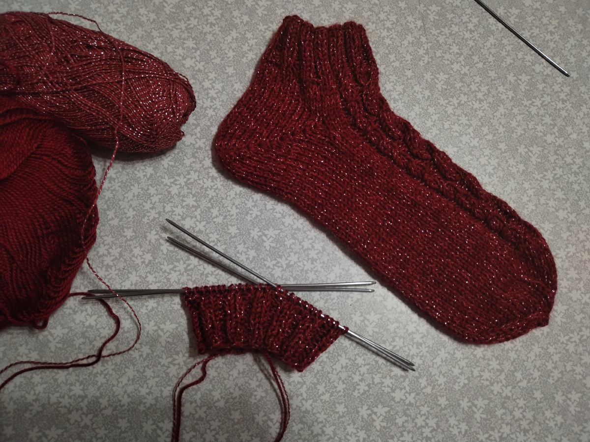 Набрать на чулочные спитцы 48 п. и повязать резинкой 10р.