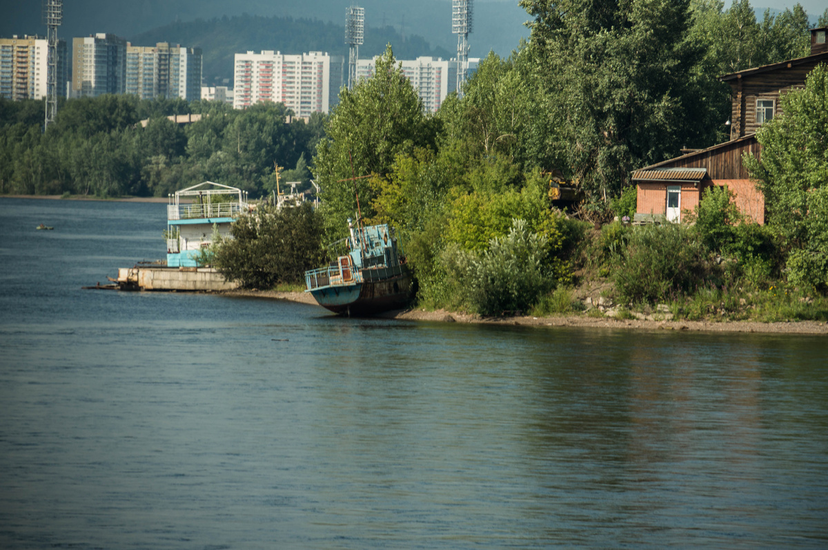Остров Молокова, хоз.корпуса и судна 