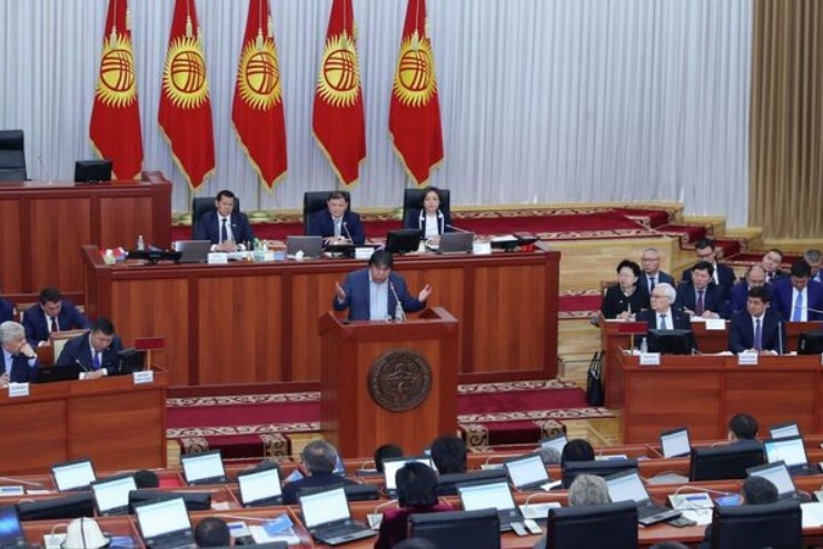    Заседание в парламенте Киргизии. Скрин с видео