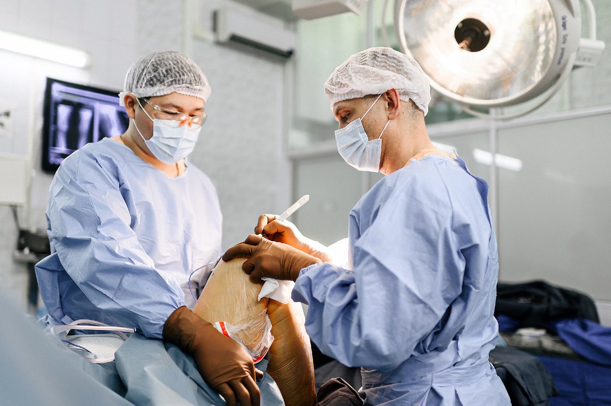 ННИИТО проводит хирургическое лечение пациентов с заболеваниями и повреждениями опорно-двигательного аппарата. Продолжение операций — реабилитация