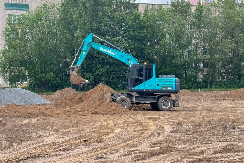    Строительство идет у начальной школы № 41 на Батюшкова.