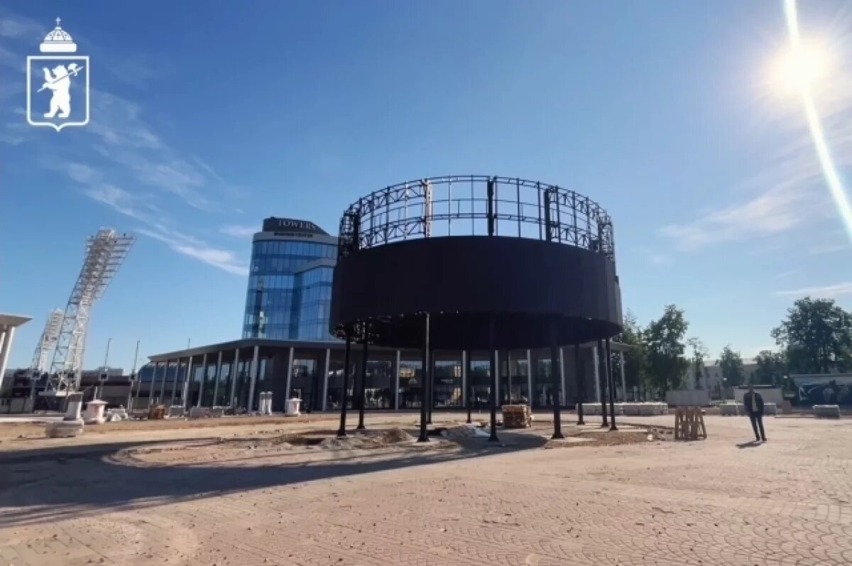    В центре Ярославля на площади Труда тестируют 15-метровый экран-кольцо