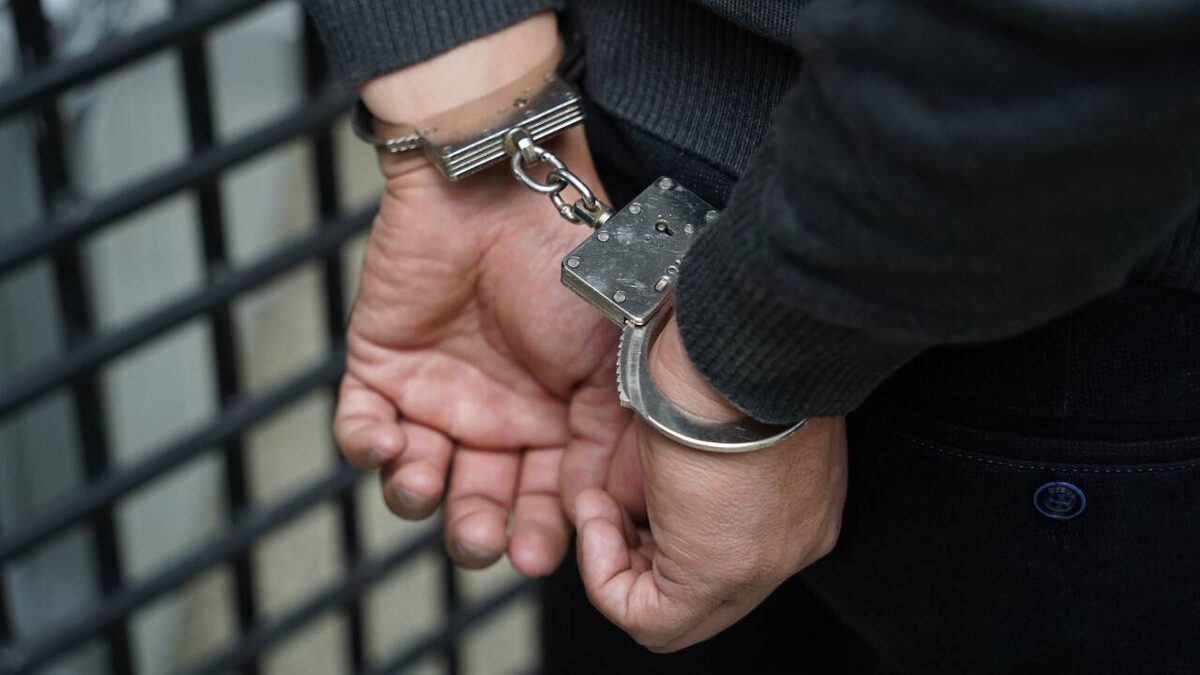 Арест за жест. Фото с просторов интернета