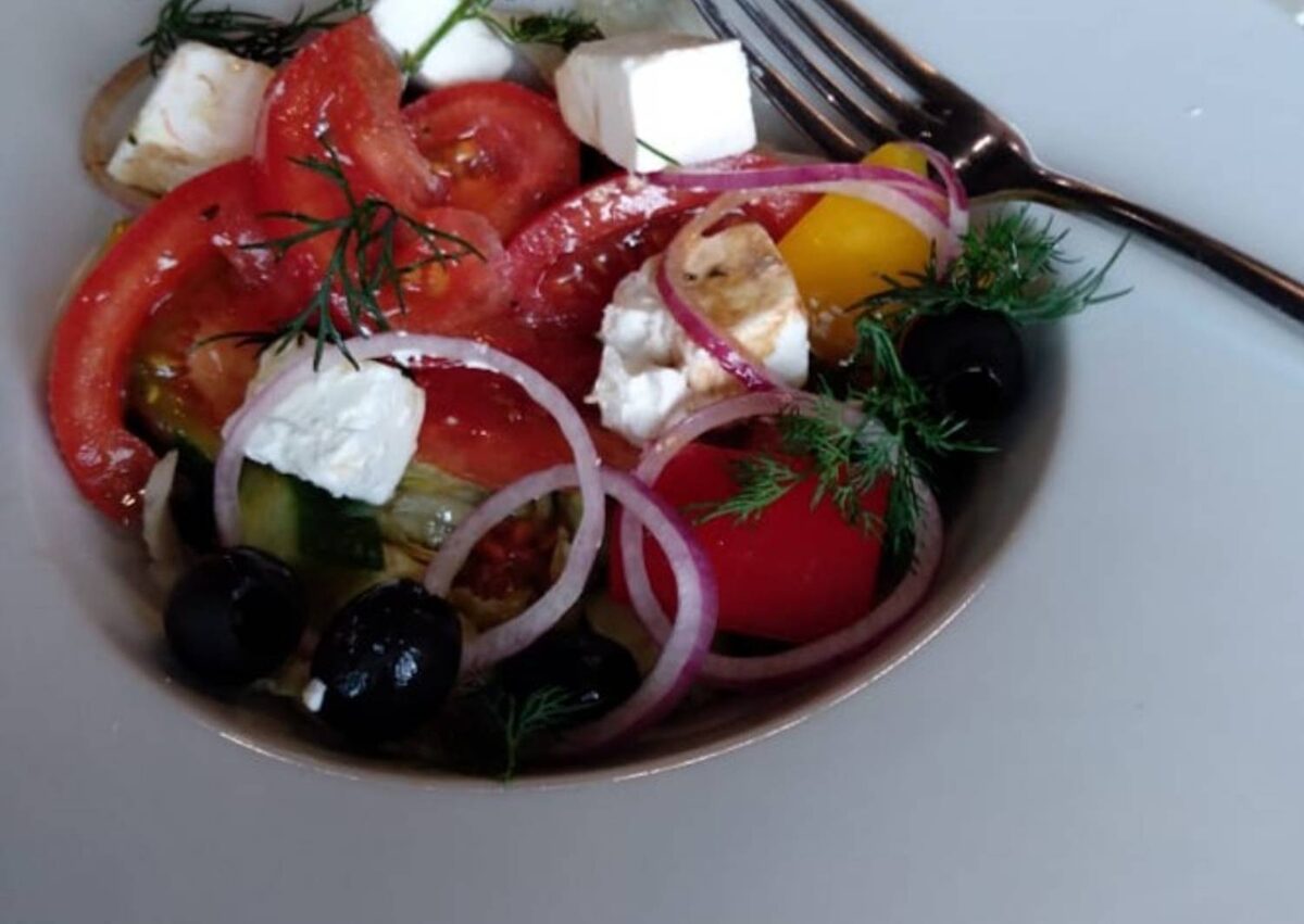    Греческий салат с квашеной капустой — русский ответ средиземноморской классике