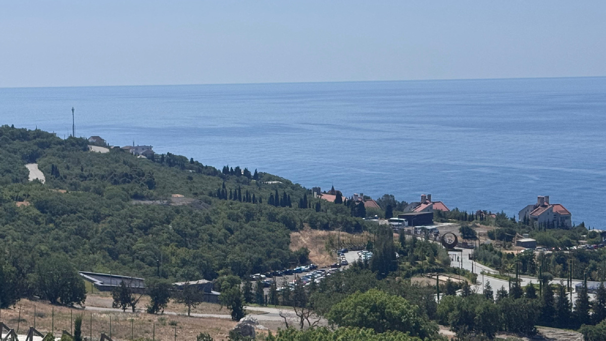 Вид на посёлок и пансионат.