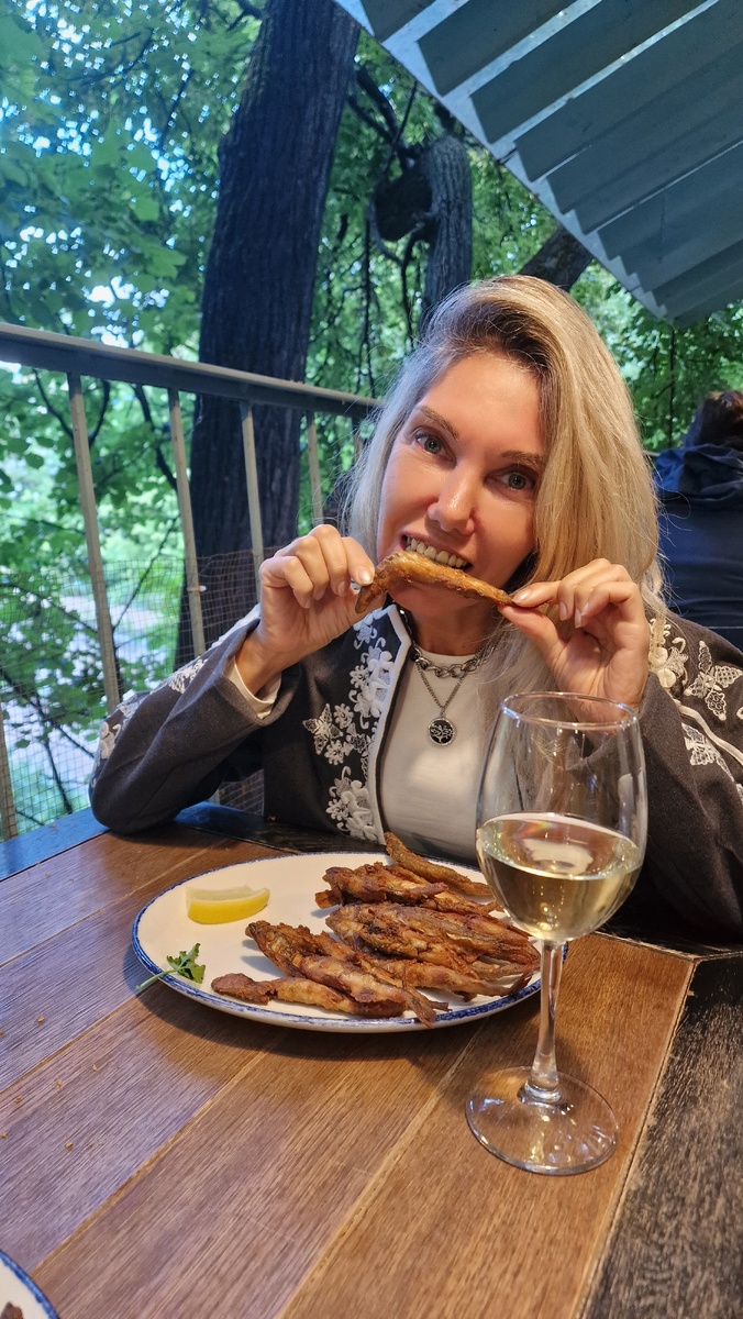 Потом можно подкрепиться в соседнем кафе)