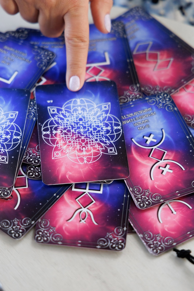 На фото Авторская колода с русскими рунами "Лабиринты душми"