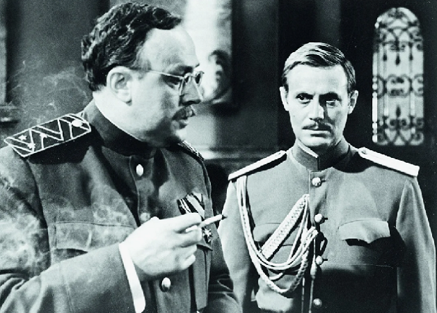 Кадр из фильма. Слева - Владимир Зиновьевич Ковальский - командующий Добровольческой армии. Справа - его адъютант Павел Андреевич Кольцов