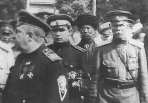 На первом плане командующий Добровольческой армии генерал Май-Маевский. За ним, в фуражке с белым околышем, его адъютант Павел Макаров