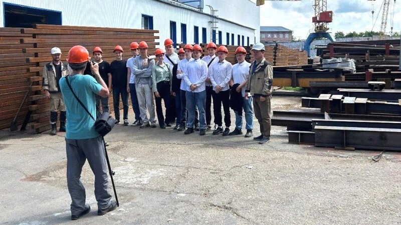     Студенческая практика для будущих сварщиков и монтажников стартовала на предприятии «Барнаулметаллургмонтаж» в Алтайском крае. Фото предоставлено пресс-службой АО «Трест Коксохиммонтаж».