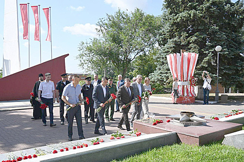    Возложение цветов у Вечного огня на площади Героев. / ФОТО Юлии Фроловой Администратор