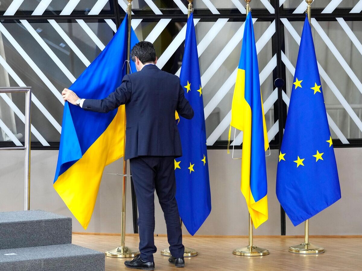    Флаги Украины и ЕС в Брюсселе© AP Photo / Virginia Mayo