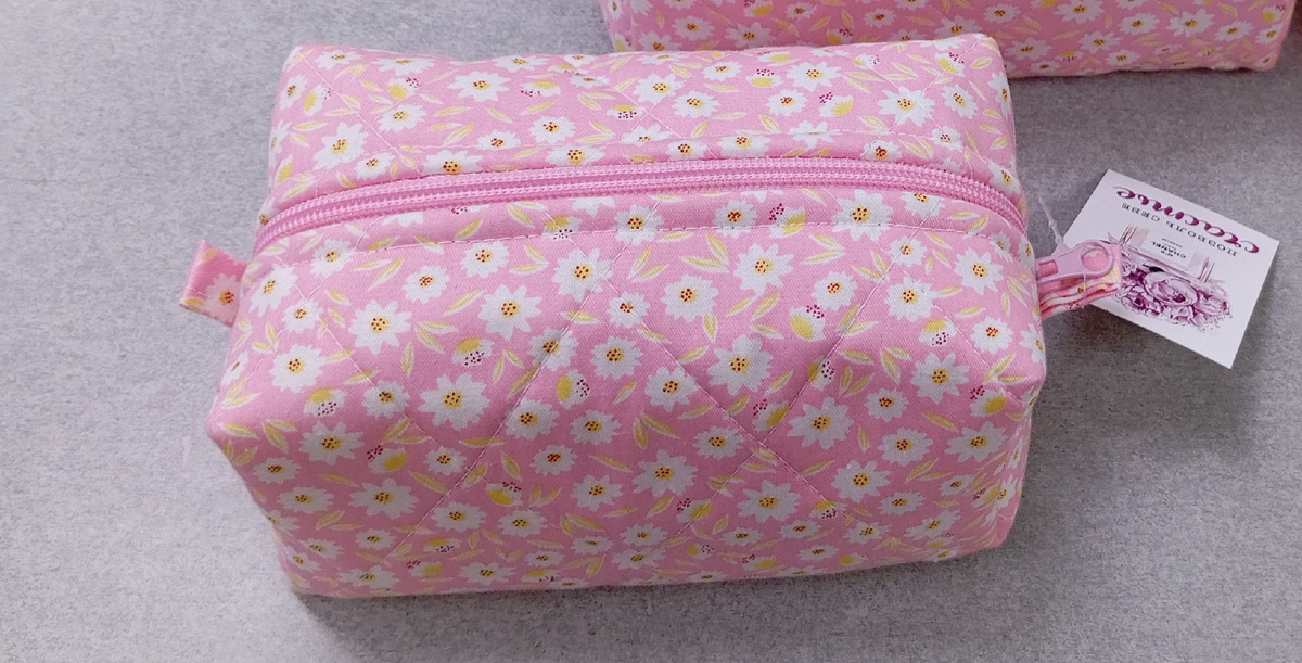 Я – не просто розовое облачко в белых цветочках. Я – ваш маленький цветущий сад для сокровищ! 
🌸 Сшита из нежного хлопка, я мягко обниму каждую вашу драгоценность: кисточку-фею, помаду-русалку, тени-мерцающие звезды.

Загляните ко мне! Под мою молнию, там расцветает порядок и нежность. Я вместительна, как добрая фея, знающая все ваши секреты. Ни одна баночка, ни один флакончик не потеряются в моих надежных объятиях.

Хотите, чтобы ваши будни заиграли оттенками лета и легкого шепота хлопка? Я жду вас в уютной АРТ-Лавке "ЧУДЕСА", где каждая вещь – частичка тепла и сказки, созданная вручную.

Подарите себе или подруге этот лучик нежности! Найди меня и моих подруг среди других сокровищ 💖 в магазине сувениров и подарков по адресу Нижний Новгород, Маслякова, 2 (цоколь)

#арлавкачудеса #РучнаяРабота #Эксклюзив  #КосметичкаМечты #ПодарокСДушой #арендаполки по привлекательной цене #НижнийНовгород #подаркисдушой #товарыручнойработы