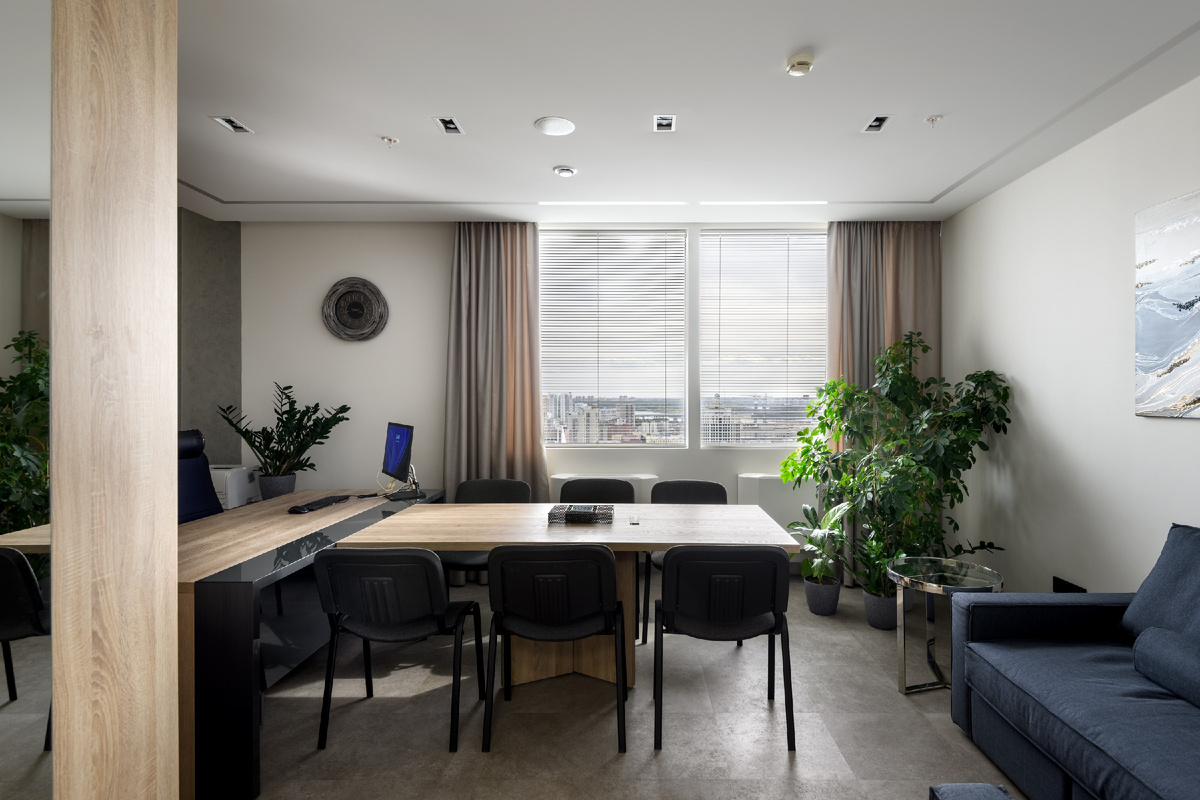 Кабинет директора в одном из проектов нашей студии. В кабинете много интересных деталей: картины, декор, цветы. Подробнее https://design-and-design.ru