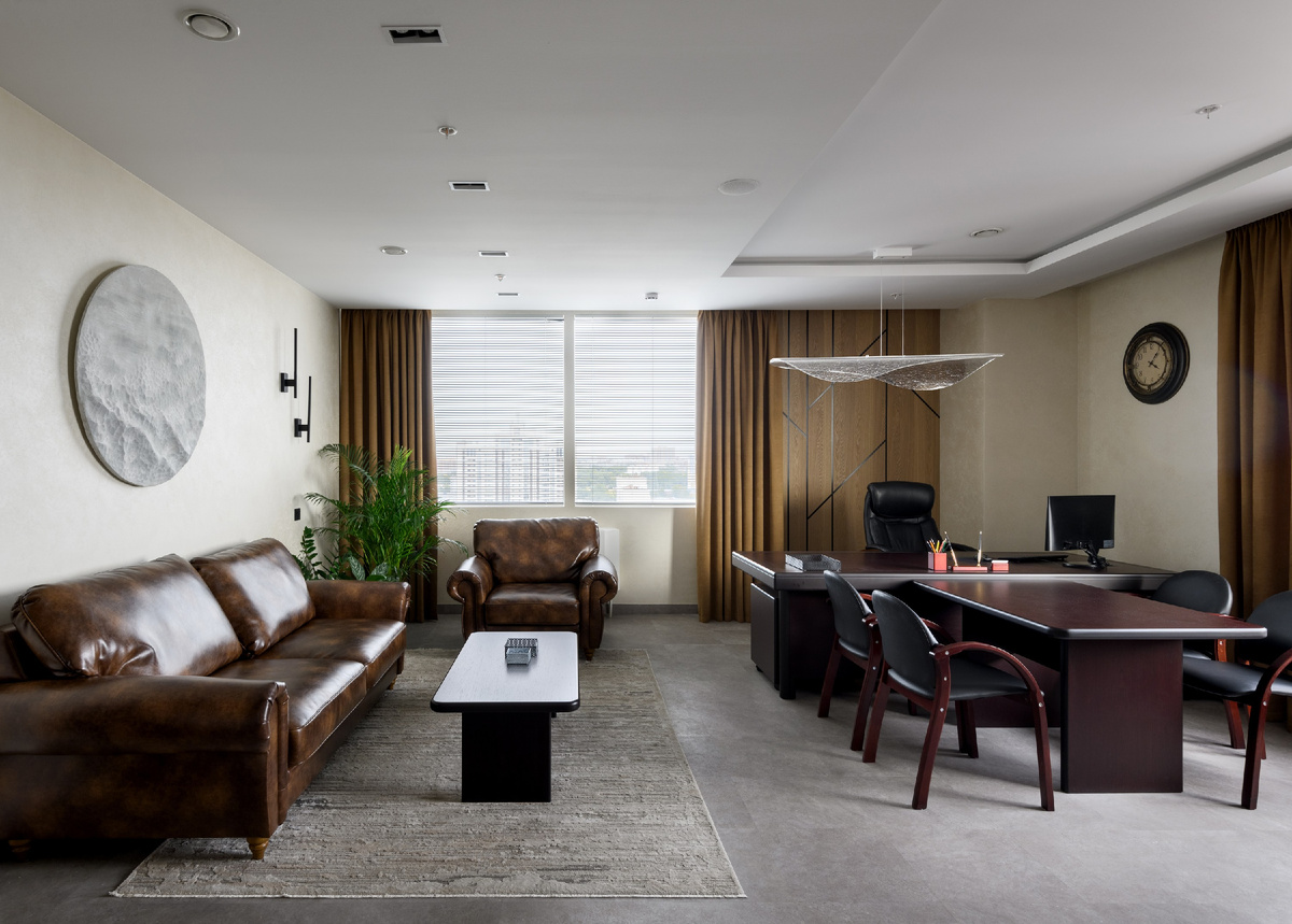 Кабинет директора в одном из наших проектов. Здесь четко разграничены зона для работы и зона отдыха\переговоров. Подробнее https://design-and-design.ru/ 