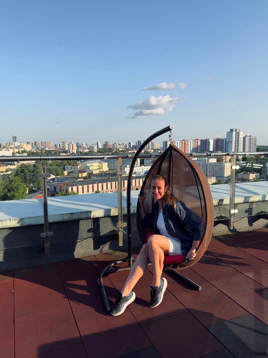 На фото ведущая прогноза погоды на канале ТВЦ Алена Дублюк