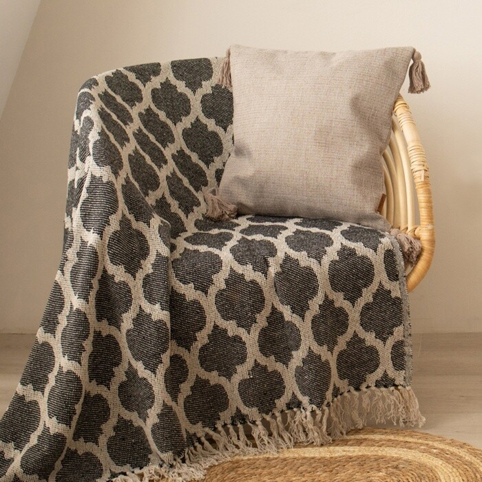 Серо-коричневый чехол на подушку с кисточками 