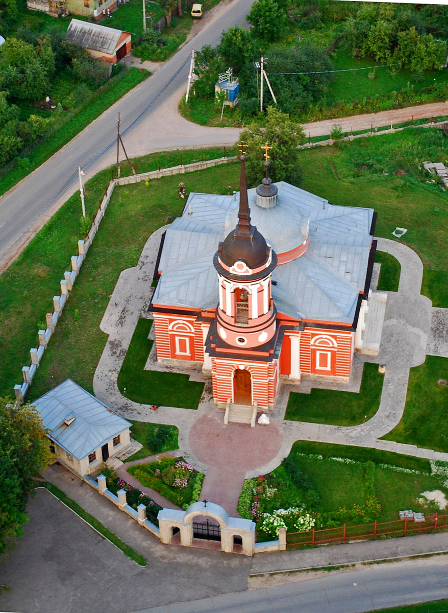 Вид на церковь Рождества Христова с высоты птичьего полёта. Фотоснимок взят из интернета. 