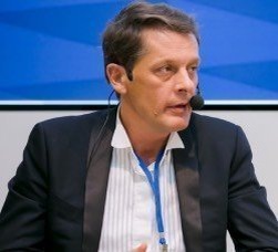 — Девальвация рубля снова запустит маховик инфляции. А инфляция и так не исчезла, а только притормозилась, и, соответственно, получается полный цугцванг. Привычное средство применять никак не хочется, но других средств не видят, поэтому мне кажется, что сейчас будет несколько патовая ситуация, и она, конечно, некоторое время продолжаться может, потому что дефицит бюджета еще не смертельный. Но теперь он дошел до состояния, когда еще чуть-чуть — и это будет критично, — говорит эксперт.