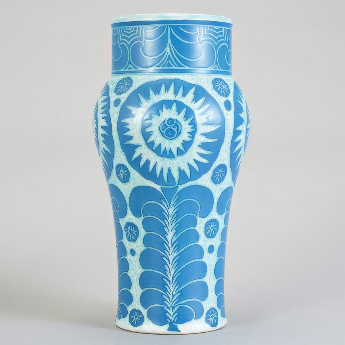 Ваза со сграффито, Gustavsberg (1918 год, автор – Йозеф Экберг). Пример «шведской грации» – периода 1910–1920-х гг., когда орнаментированные вазочки и скульптуры из Gustavsberg покоряли выставки Парижа и Милана. Один из пионеров художественного фарфора – Йозеф Экберг (1877–1945) – начинал здесь подмастерьем в 12 лет. Вместе с Гуннаром Веннербергом он разработал технику сграффито (вырезание узора на выложенном подглазурном фоне) и в 1900 году получил золотую медаль на Всемирной выставке в Париже. Благодаря этим мастерам стиль «шведской грации» – смесь ар-деко и традиционного северного декора – прославил Gustavsberg в начале XX века. (фото: mothersweden.com)