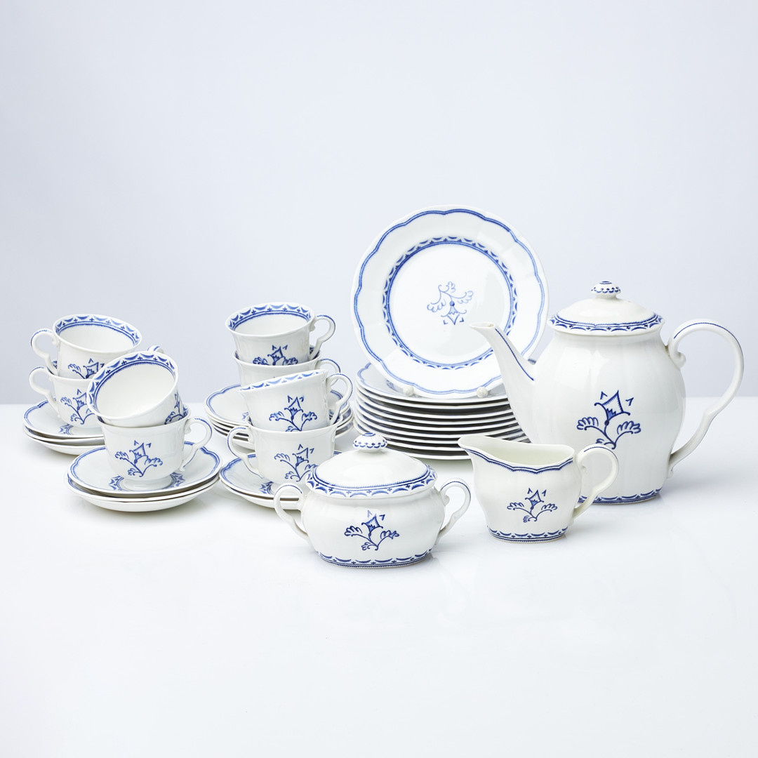 Сервиз «Formosa», Gustavsberg (1921 год, дизайн В. Кåге). Гармоничные геометрические формы и строгий сине-белый декор – черты раннего модернизма Gustavsberg. Кåге продолжал экспериментировать: в 1930 году на Стокгольмской выставке он представил набор «Farsta» – роскошную коллекцию высоких ваз, урн и скульптурных форм с узнаваемым шильдиком «Farsta». Эта серия в зеленовато-синей глазури вошла в историю как один из символов аристократичной керамики Швеции. (фото: https://auctionet.com)