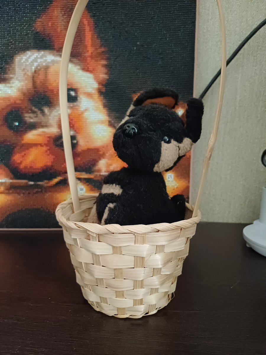 Нашла маленькую корзинку для маленького домовенка.