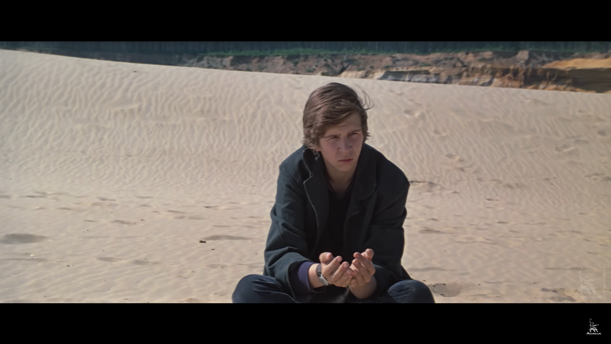 Пореди фильма иногда вклиниваются необыкновенные пустынные кадры.