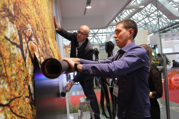 С таким материалом адидасам и прочим мтсам не нужно тратиться на бригаду монтажников, бояться за имущество торговых центров и сорванные сроки промоакций.