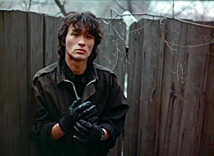 Моро готовится дать отпор злодеям. Кадр из фильма "Игла" (1988). Картинка взята в Сети.