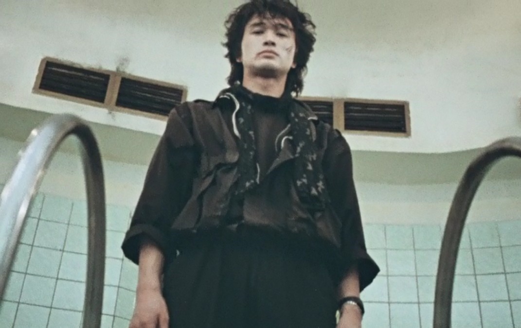 Герой Виктора Цоя пришел воспитывать нар-кодилера. Кадр из фильма "Игла" (1988).