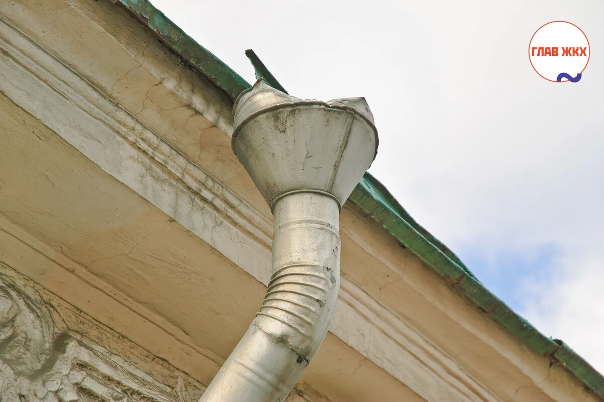 Если на ваш балкон капает вода из-за неисправности водостока
