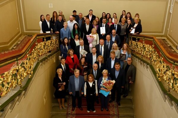 Лауреаты конкурса «Сделано в Петербурге — 2025» и депутаты Заксобрания Петербурга на парадной лестнице Мариинского дворца. Фото: Сергей Компанейченко