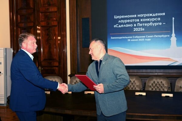 Спикер Заксобрания Петербурга Александр Бельский (справа) вручает почетный диплом Сергею Васильеву, генеральному директору АО «Медиус»