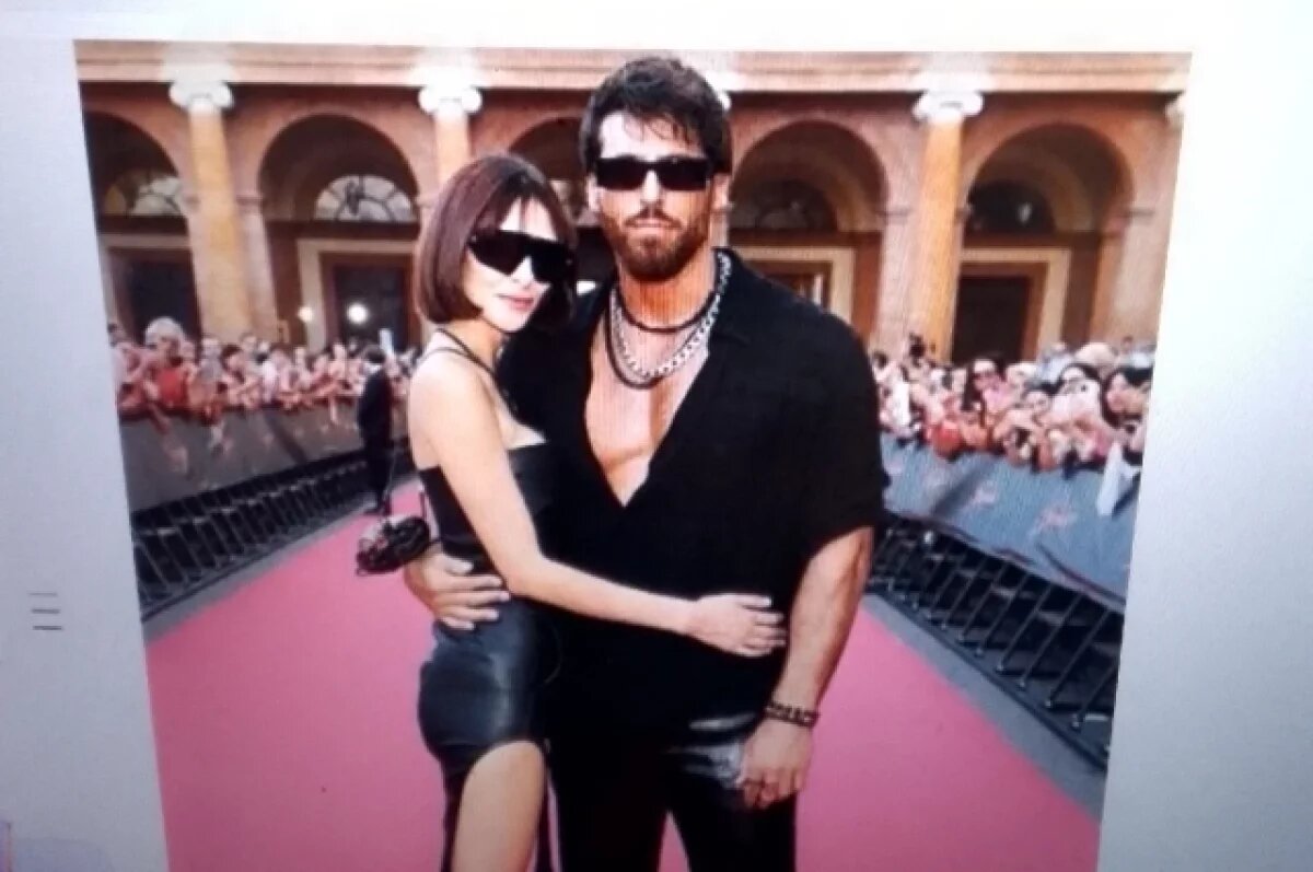    Пара шокировала поклонниц турецкого сердцееда.