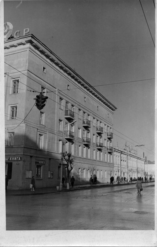 Перекресток ул. Советская и л. Пушкинская (фото начала 70-х годов ХХ века (Источник:"Музей истории Оренбурга", https://goskatalog.ru/portal/#/collections?id=53774796
