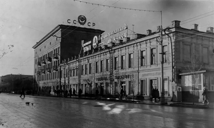 Перекресток ул. Советская и л. Пушкинская (фото начала 70-х годов ХХ века (Источник:"Музей истории Оренбурга", https://goskatalog.ru/portal/#/collections
