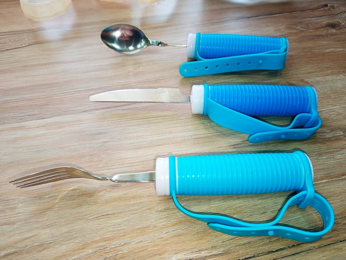 Специальными столовыми приборами удобно пользоваться одной рукой. Фото из архива Аркадия КОСТАШКО.