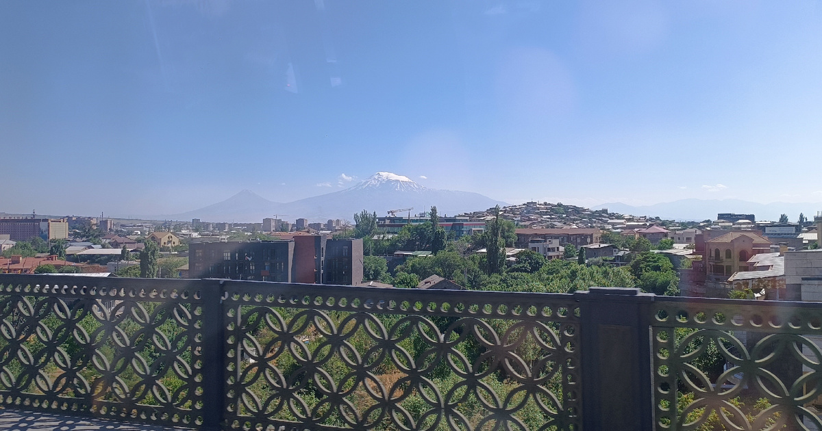 Вдали Арарат