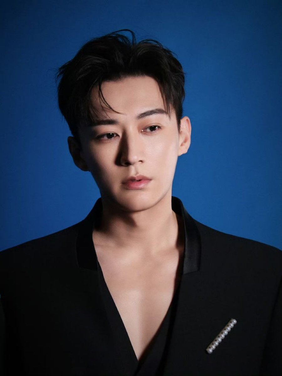 Актёр Лю Сюэи. Листайте галерею...