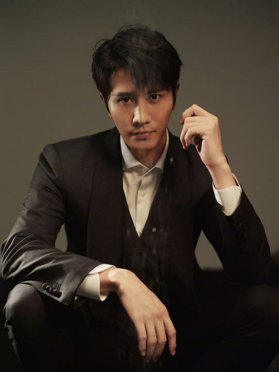 Актёр Пэн Гуаньин. Листайте галерею...