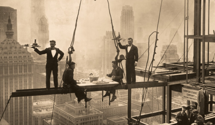 Работяги наконец-то могут себе позволить полноценный обед / Фото: pxhere.com