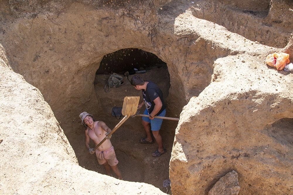    Расчистка склепа. Фото: АиФ-Крым/ Глеб Задворнов