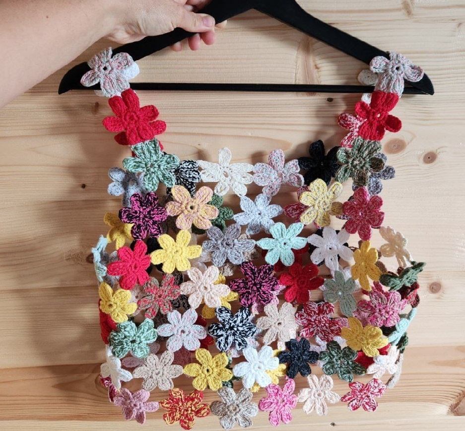 топ крючком из 100 разноцветных цветочков