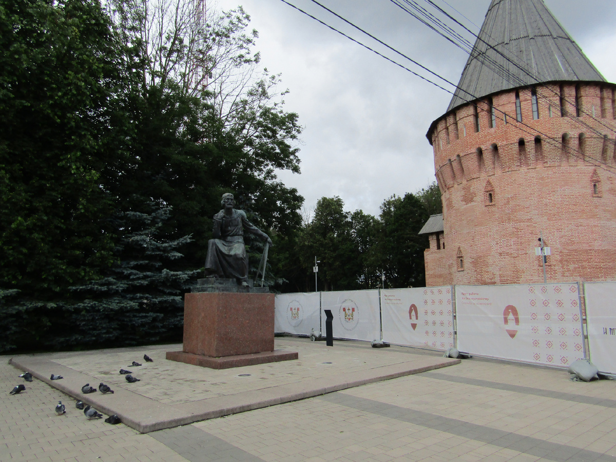 Памятник Федору Коню возле Громовой башни