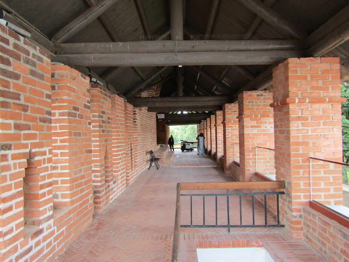 Музеефицированный фрагмент прясла у Громовой башни