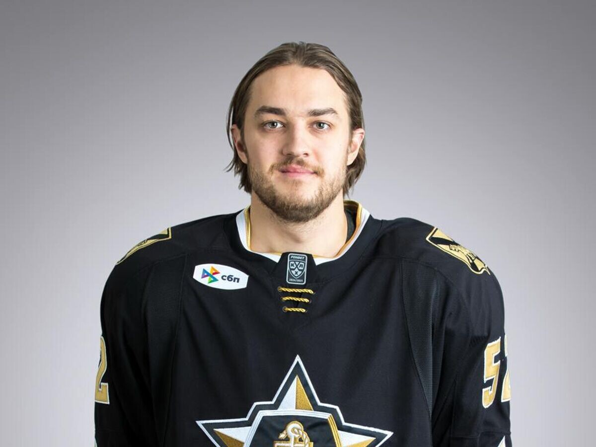    Хоккеист Артем Чмыхов© Фото : ХК "Адмирал"