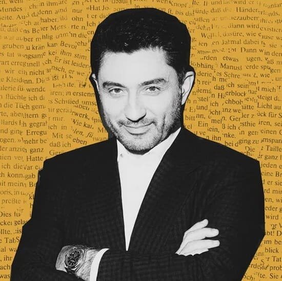 Шахиди рисует картину современного информационного поля как "огромного поля, засеянного сорняками", где "настоящему цветку вырасти катастрофически сложно". Поток информации, по его словам, превратился в "информационный ураган", заглушающий голоса действительно талантливых людей. Он отмечает: "Чтобы быть услышанными, талантливым людям снова нужны годы".