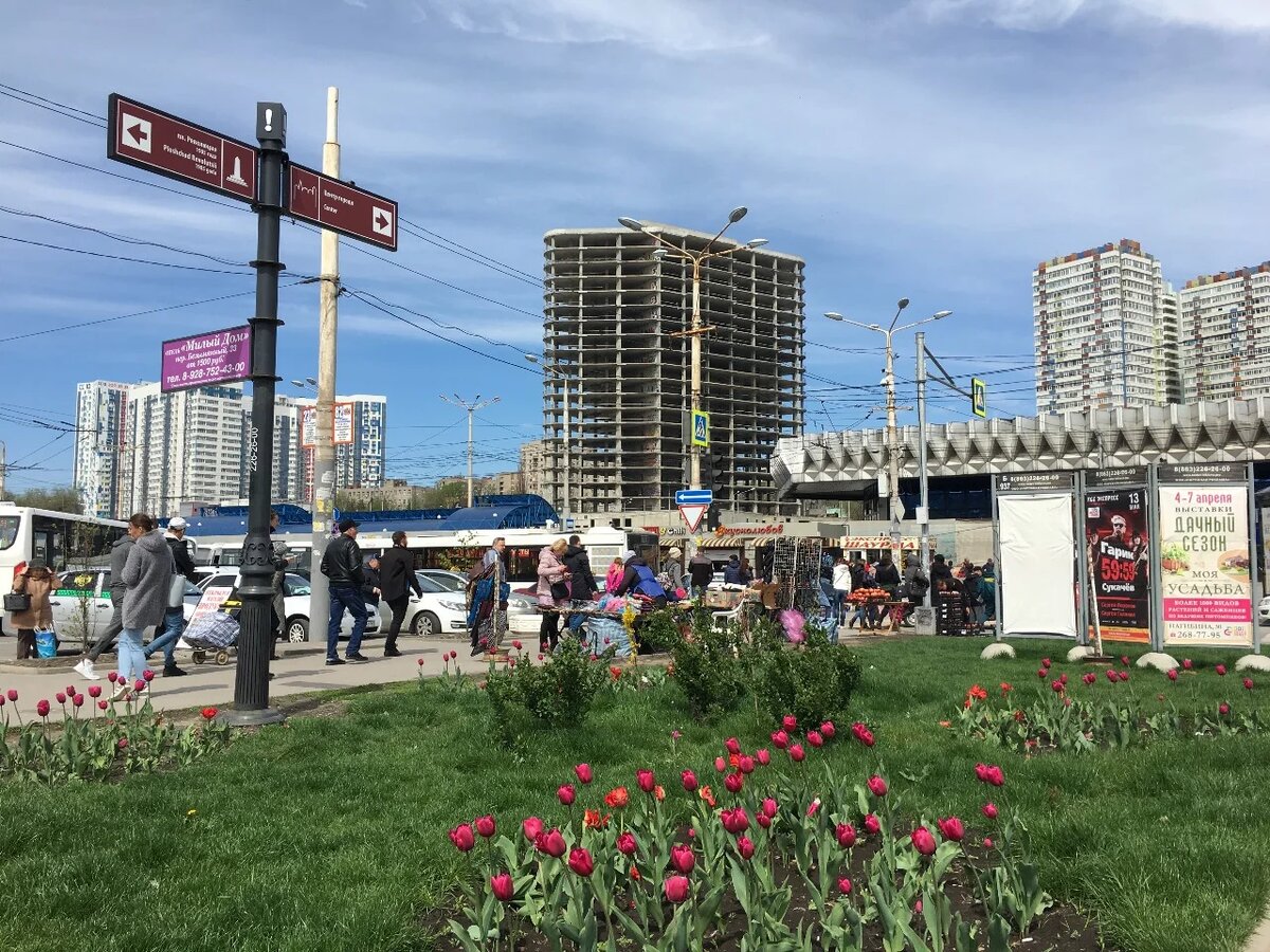 
Согласно проекту, ремонт предполагает полную замену дорожного покрытия. Подрядчик займется не только укладкой плитки, но и заменой асфальтобетонных слоев на верхнем и нижнем уровне покрытия, установкой новых бортовых камней и улучшением пешеходных зон. Общая площадь, которая будет затронута обновлением, составит 6,6 тысяч квадратных метров.