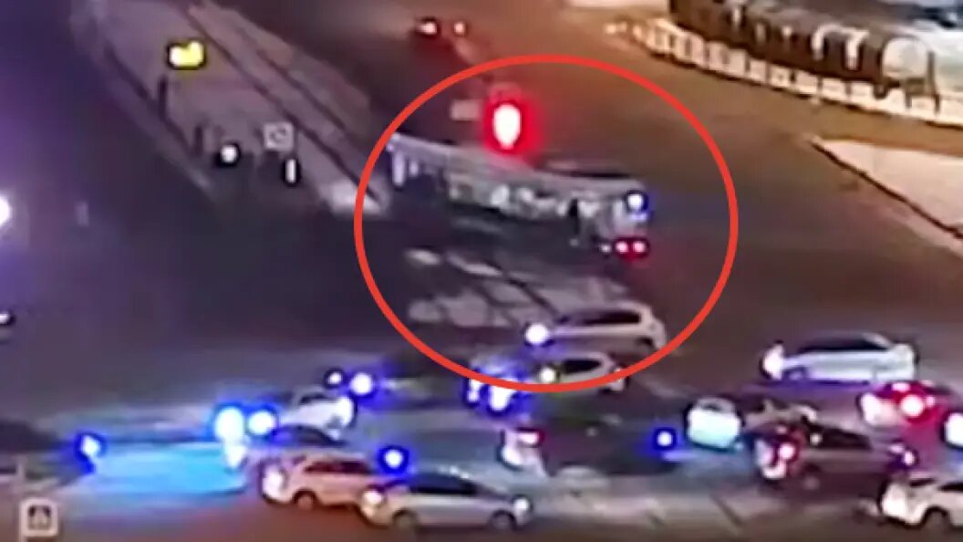    Момент ДТП. Фото: скрин видео уличной камеры.