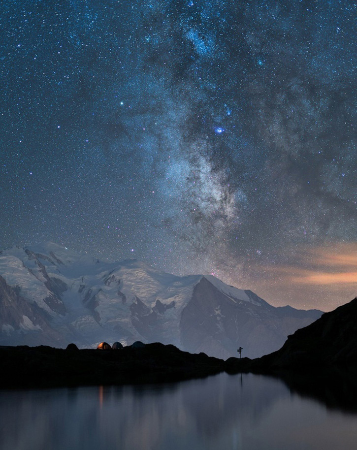 Млечный путь на фоне заснеженных пиков Монблана, Шамони, Франция. Фото Helber Pontes 